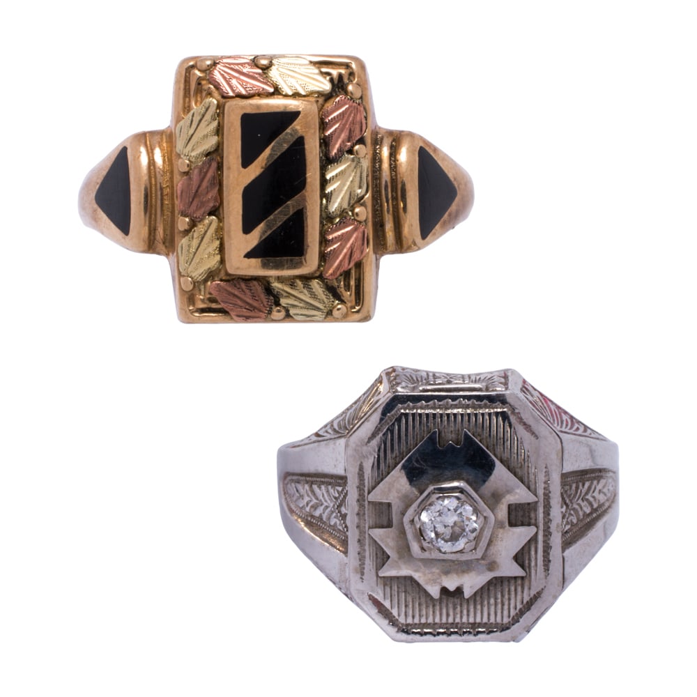 Two vintage gold men's rings (1 of 2)