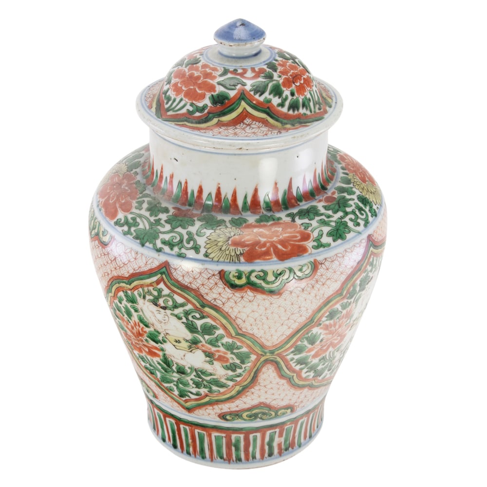 A Chinese wucai jar and cover (1 of 4)