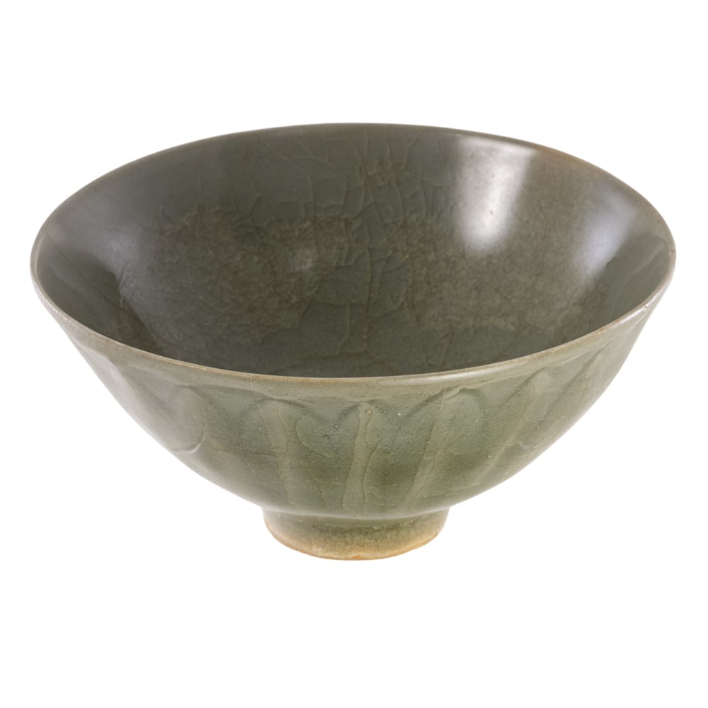 A Chinese Longquan celadon glazed bowl (1 of 4)