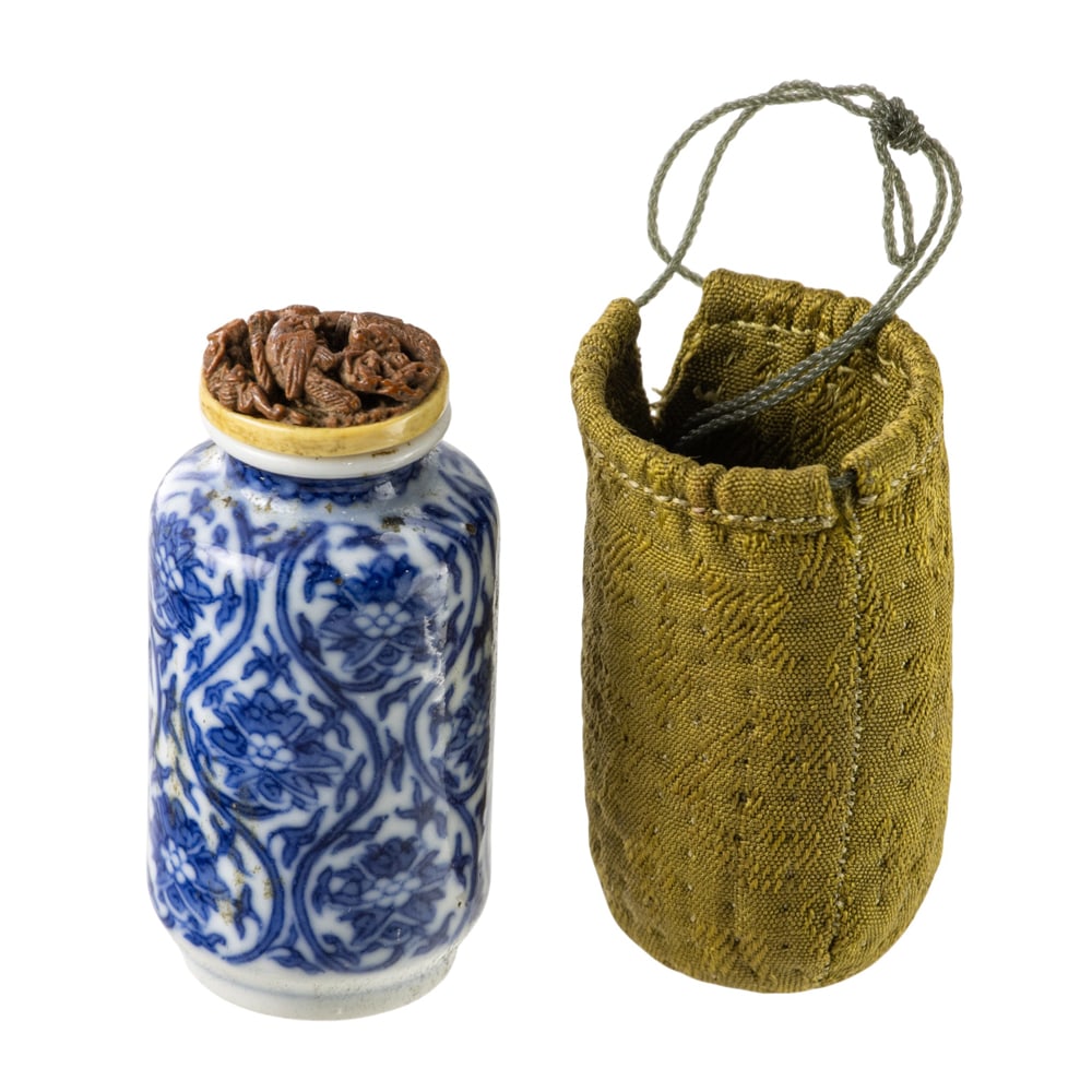 A Chinese blue and white snuff bottle (1 of 4)
