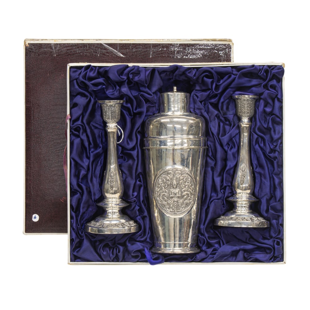 A boxed Siamese sterling group, retailed by E. Seng Chong, Bangkok (1 of 2)