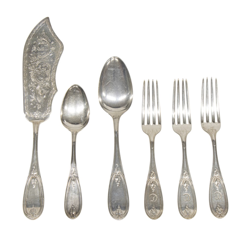 A group of silver flatware in the Olive pattern: A group of silver flatware in the Olive pattern, comprising: (1) sterling fish slice with engraved blade, Haddock, Lincoln and Foss, L. 11 3/8 in; coin part set (3) 7 1/2 in forks, (1) dessert spoon a