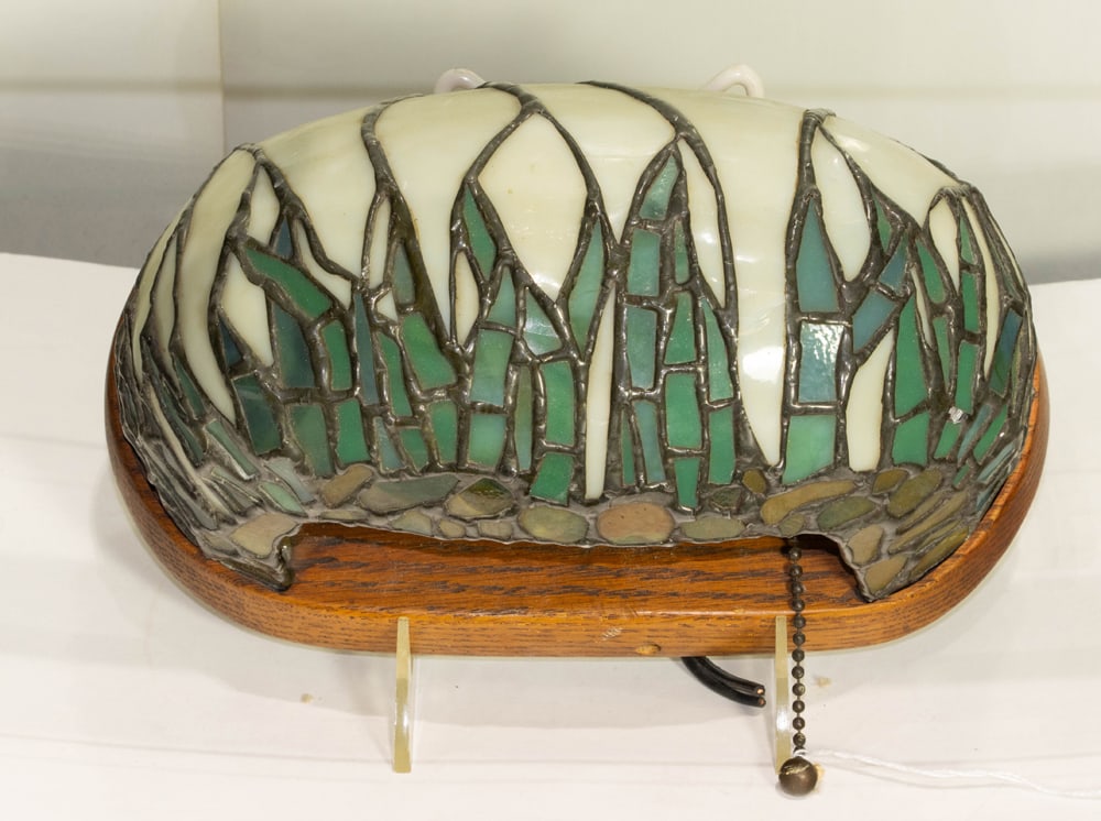 An Arts and Crafts style leaded glass wall light: An Arts and Crafts style leaded glass wall light, 5.5"h x 9"l