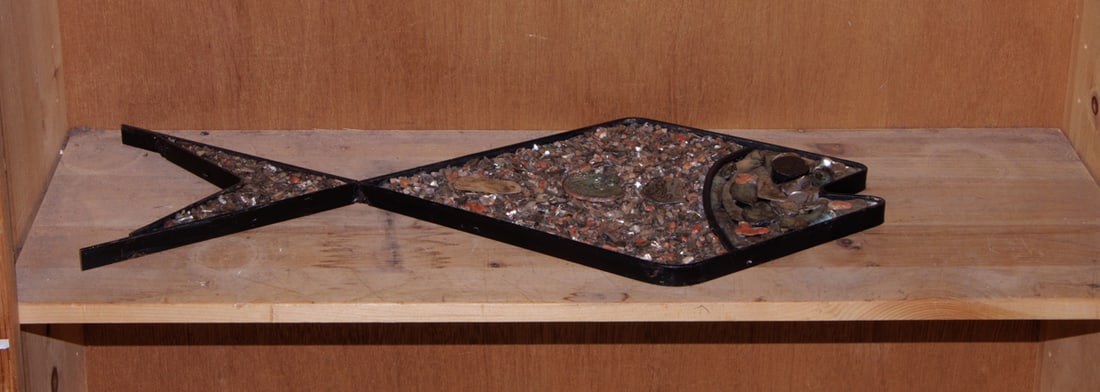 A Mid Century Mexican abalone shell inlaid plaque of a fish (1 of 1)