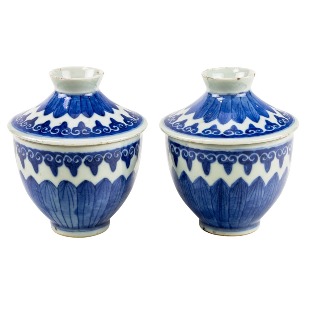 A pair of Chinese blue and white covered bowls (1 of 1)