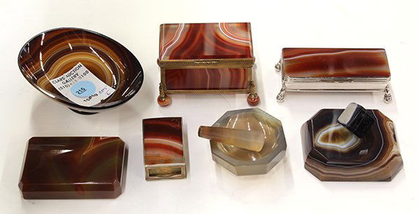 Group of agate table articles: (lot of 7) Group of agate table articles including match box, stamp box, pill box, mortar and pestle, etc.