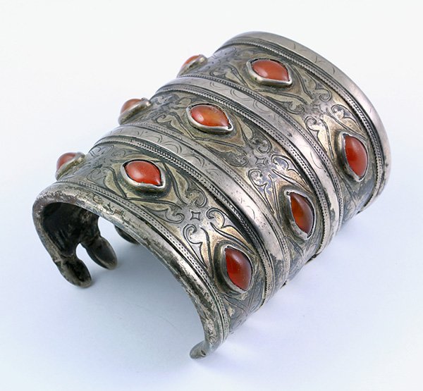 Silver Berber carnelian cuff bangle bracelet: Large Berber carnelian cuff bangle bracelet this large silver cuff bangle is decorated by (9) oval carnelian cabochons and an engraved texture; 3 3/8 inches wide; 226.4 grams