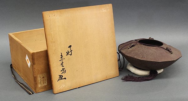 Japanese Flower Arrangement Bronze Hanging Vase 19c: Japanese ikebana hanging vase, made for Misho-ryu school of ikebana by Kamahiko Sasaki Hikobei, a tea kettle maker, the flat bronze dodecagon with rounded bottom; kiri box bearing signature Kamahiko, 
