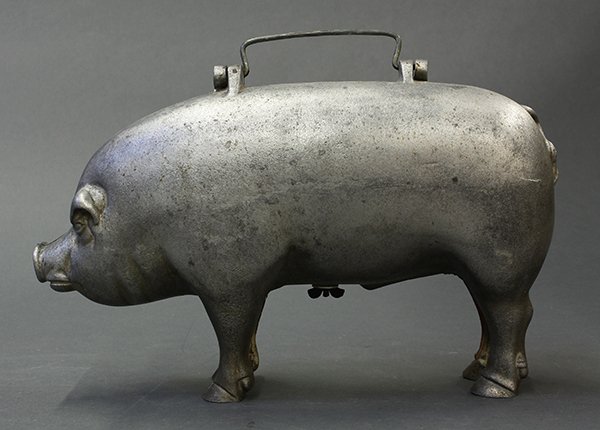 Moorman salesman's sample pig: Moorman salesman's sample pig, executed in cast iron with a handle at top, it opens to reveal the anatomical structure of the hog picked out in colored enamels, 10"h x 15.5"l.