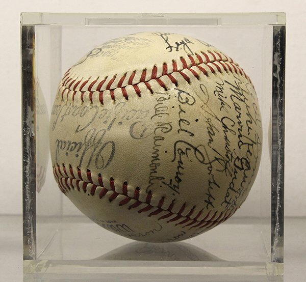 1940 Oakland Oaks autographed baseball: 1940 Oakland Oaks autographed baseball, including signatures by, Jack Salveson, George Darrow, Ben Cantwell, Ralph Buxton, etc. Provenance: The Jeff Sahadi collection