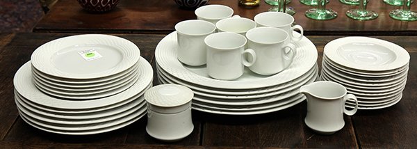 (lot of 32) Hutschenreuther dinner service for six in: (lot of 32) Hutschenreuther dinner service for six in the "Scala" pattern, having an overlapping swirling pattern in high relief, executed in glossy white, consisting of dinner plates, bread plates, s