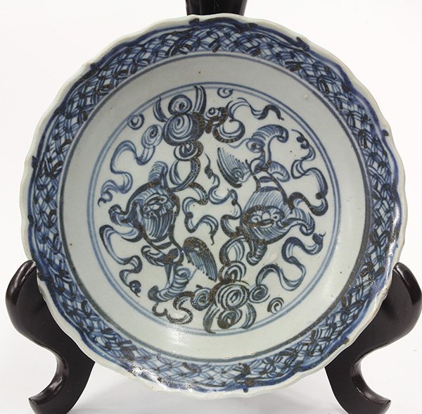 Chinese Underglazed Blue Ming Plate: Chinese blue and white trade ware dish, late Ming dynasty, with underglaze blue fu lions playing with balls in the center, 8"d