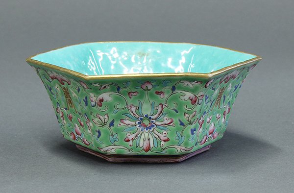 Chinese Hexagonal Porcelain Bowl: Chinese enameled porcelain hexagonal bowl, late Qing/early Republic period, the exterior with a stylized lotus alternating bat and shou emblem on a lime green ground, the base with a Tongzhi mark, 4.5