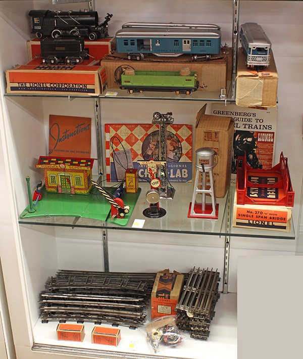 Lionel electric 'O' gauge train set: (Lot of Approx. 60) Lionel electric 'O' gauge train set, consisting of a #261E locomotive with original box, #1685B, #1686B, #1687B, train cars with original boxes, #812 gondola car with box, #262T te