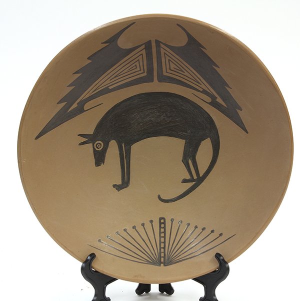 Mata Ortiz pottery bowl by Felix Ortiz: Mata Ortiz pottery bowl by Felix Ortiz, the basin decorated with a stylized canine, signed on underside, 11.5"dia.