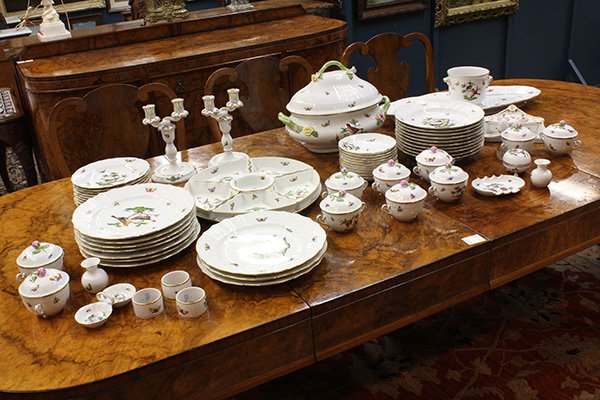 Herend porcelain dinner service for ten: (lot of 62) Herend porcelain dinner service for ten, in the "Rothschild" pattern, each depicting a pair of birds in a naturalistic setting surrounded by insects, consisting of dinner plates, soup bowl