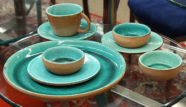 (lot of 42) Eugene White California pottery table: (lot of 42) Eugene White California pottery table service circa 1948, consisting of (14) dinner plates, 11.5"dia., (14) tea cups and (16) saucers, (12) finger bowls