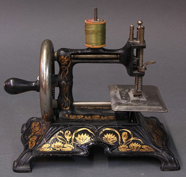 Hand crank cast iron sewing machine by Muller