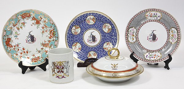 (lot of 5) Chamberlain Worcester armorial plates, 18th: (lot of 5) Chamberlain Worcester armorial plates, 18th century, comprising (3) plates centering the same coat of arms having an arm with a spear crest and having the Latin legend 'Dum spiro spero' whi