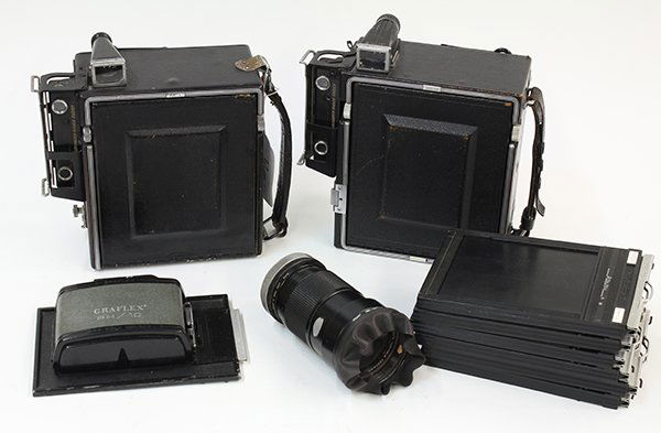 (lot of 15) Collection of vintage cameras and flashes: (lot of 15) Collection of vintage cameras and flashes, including two Graflex cameras, a Singer Booster/Analyzer Graflex, and a Singer Graflext Strobe 250, etc.