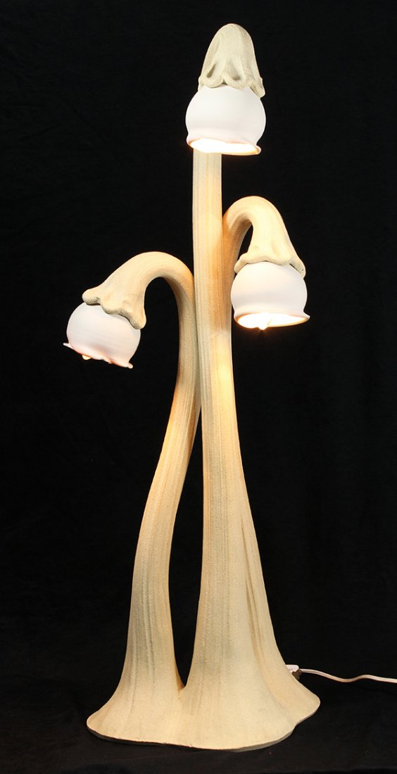 Doug Blum ceramic porcelain pottery Calla Lily lamp: Doug Blum ceramic porcelain pottery Calla Lily lamp, having three floral shades in cream, rising on a stylized taupe base, 34"h