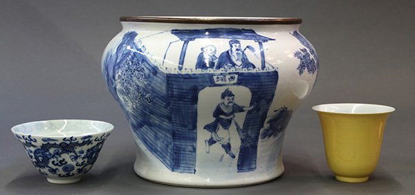 Chinese Porcelain Jar/ Cups: (lot of 3) Chinese porcelain jar/cups, a blue and white porcelain jar with a battle scene to the exterior, the bottom with 'Man Tang Fu Ji' mark; together with yellow and underglazed blue porcelain sm