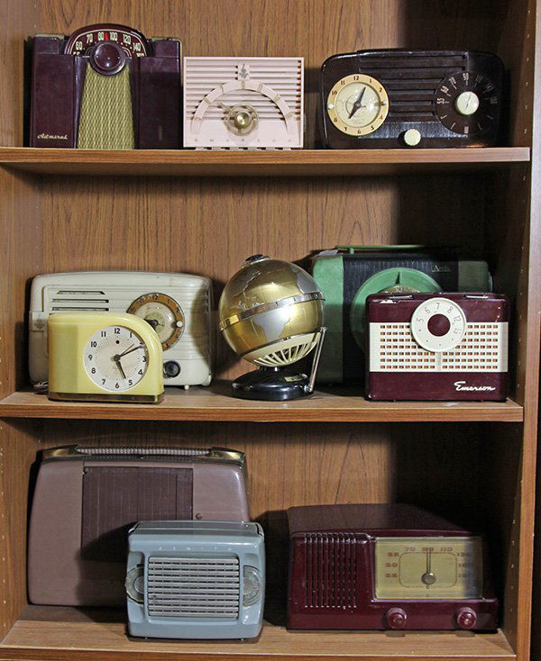 (lot of 11) Group of vintage mantle clocks: (lot of 11) Group of vintage mantle clocks, radios, and table accessories, including Emerson, Admiral and Arvin radios, a Vista pen holder, a Westclox clock in a Bakelite case, etc., largest: 9"h x 11