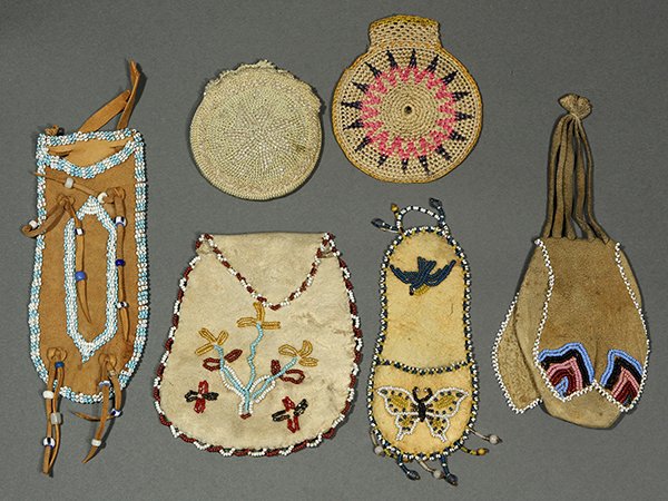 (lot of 6) Native American pouch group: (lot of 6) Native American pouch group, executed in leather and beads, consisting of a double sided pouch with polychrome geometric beading, 4.5" x 2.5; a single sided pouch with floral beading, 5"h x