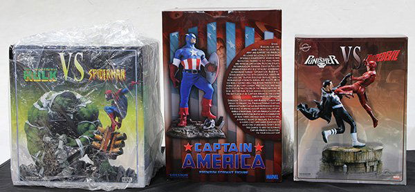 (lot of 3) Collection of Sideshow Collectibles limited: (lot of 3) Collection of Sideshow Collectibles limited edition Marvel dioramas, consisiting of The Punisher VS Daredevil, numbered 351/1,000, and Hulk VS Spiderman, numbered 132/750; together with a S