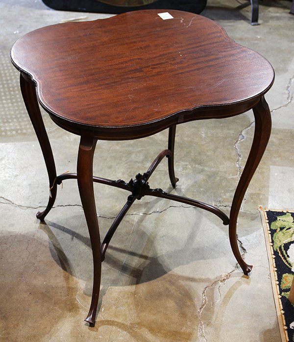Victorian style tea table, having a scalloped top, (1 of 1)