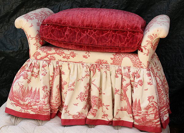 (lot of 2) Louis XV style window bench, covered in (1 of 1)