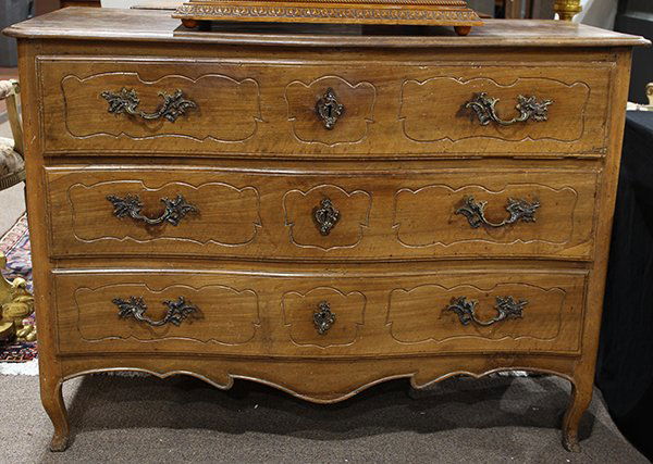 French Provincial chest of drawers (1 of 3)