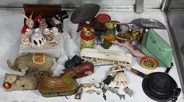 (lot of 23) Tin lithograph and wind-up toy group (1 of 3)