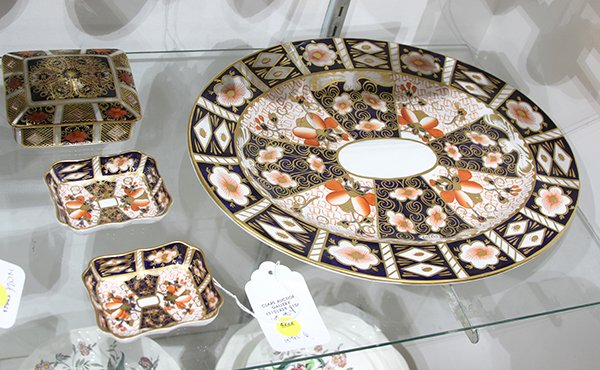 ( lot of 4) Royal Crown Derby porcelain in the (1 of 1)