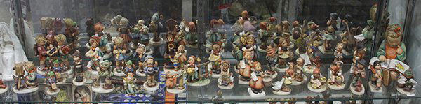 (lot of 35) Hummel figurine group, consisting of (1 of 3)