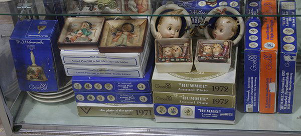(lot of 25) Hummel collector's plates and plaques, (1 of 1)