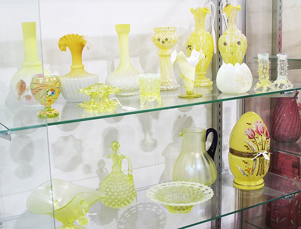 (lot of 18) Collection of yellow glass table articles (1 of 2)