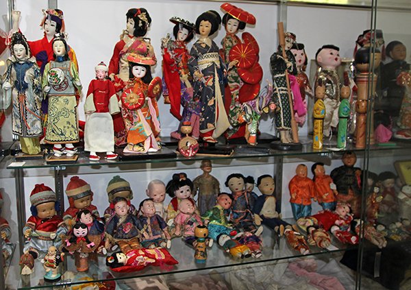 (lot of 60) Japanese and Chinese style dolls (1 of 2)