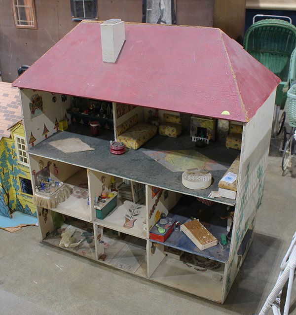 American plantation style three story doll house, the (1 of 3)