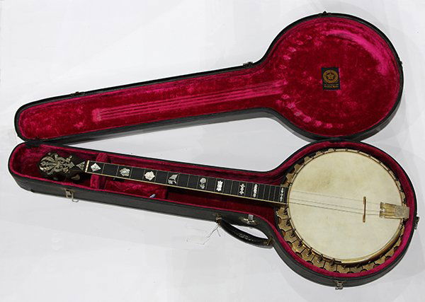 Vegaphone Artist banjo in case, 39"l (1 of 2)