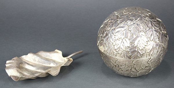 (lot of 2) Moderne silver plate table articles (1 of 3)