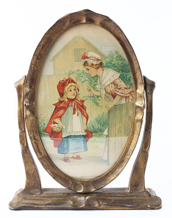 Free standing pie crust frame, with oval picture (1 of 1)