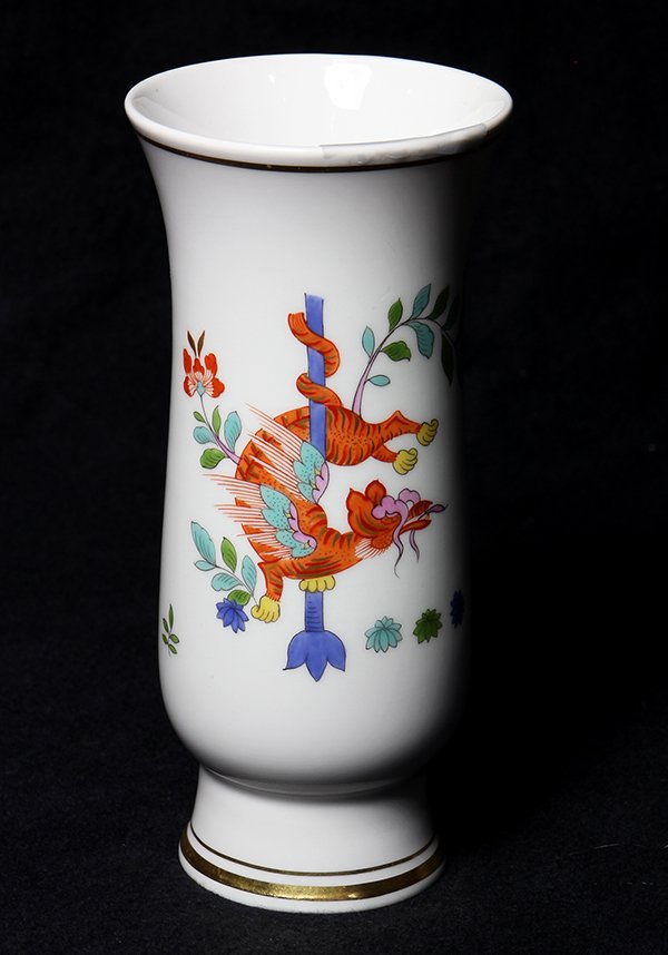 Meissen porcelain vase in the Chinese taste, of beaker (1 of 3)