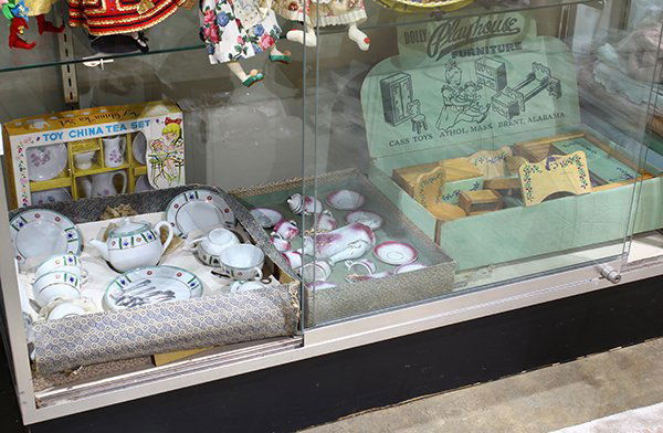 (Lot of 4) A Dolly Playhouse furniture set with bed, (1 of 1)