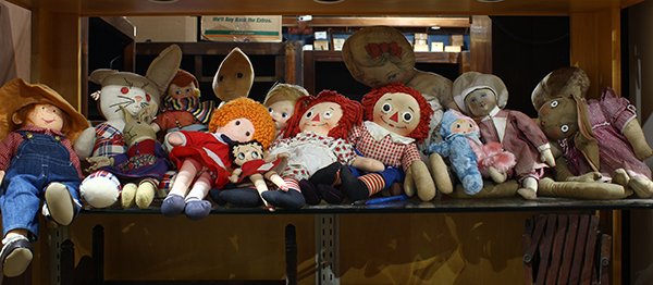 (lot of approximately 19) Collection of associated: (lot of approximately 19) Collection of associated dolls, executed in fabric, including one Art Fabric Mills example, pat. 1900; a Babyland rag doll; an Annie doll; a Raggedy Ann and Andy, etc., large