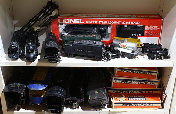 (lot of approximately 20) Collection of mostly Lionel (1 of 3)