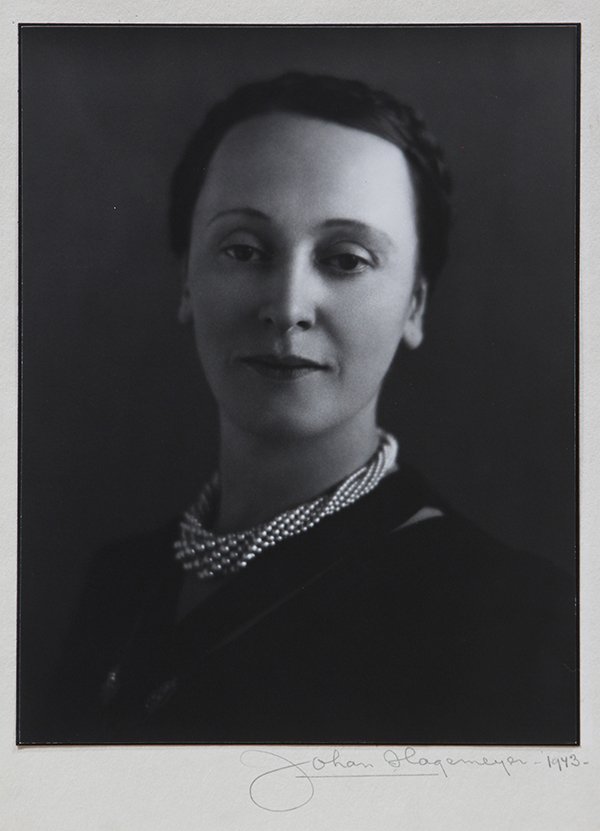 Photograph, Johan Hagemeyer: Johan Hagemeyer (American/Dutch, 1884-1962), "Mrs. Lachman," 1943, gelatin silver print, pencil signed and dated lower right, artist stamp and pencil initialed verso, image/sheet: 9"h x 7"w, artist bo