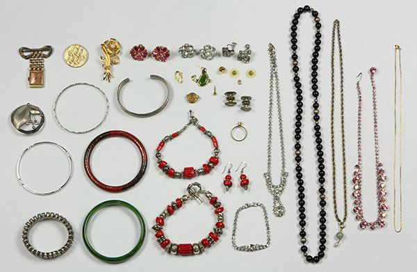 Collection of fashion and metal jewelry (1 of 3)