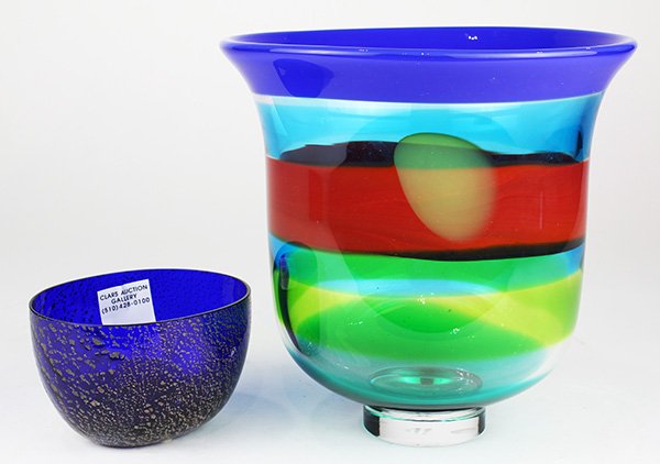 (lot of 2) Italian Murano Salviati glass vase, having a (1 of 7)