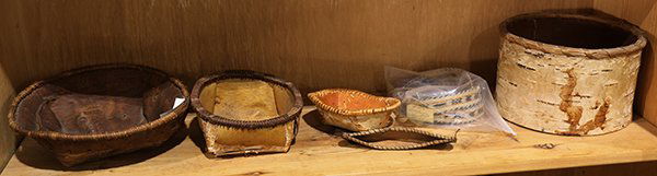 (lot of 6) Native American decorative objects: (lot of 6) Native American decorative objects, including a woven horse hair belt, and Ojibwa or Chippewa birch bark items, 4.75"h